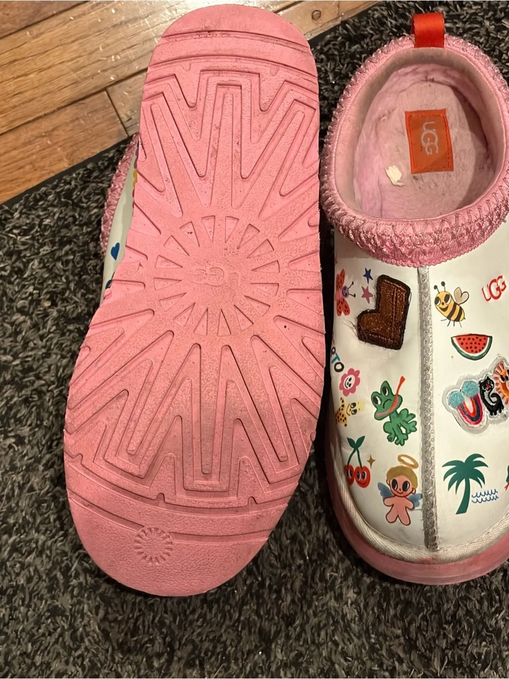 UGG Tazz Slippers Sketch Big Kids 6/W8 by artist Humberto Cruz